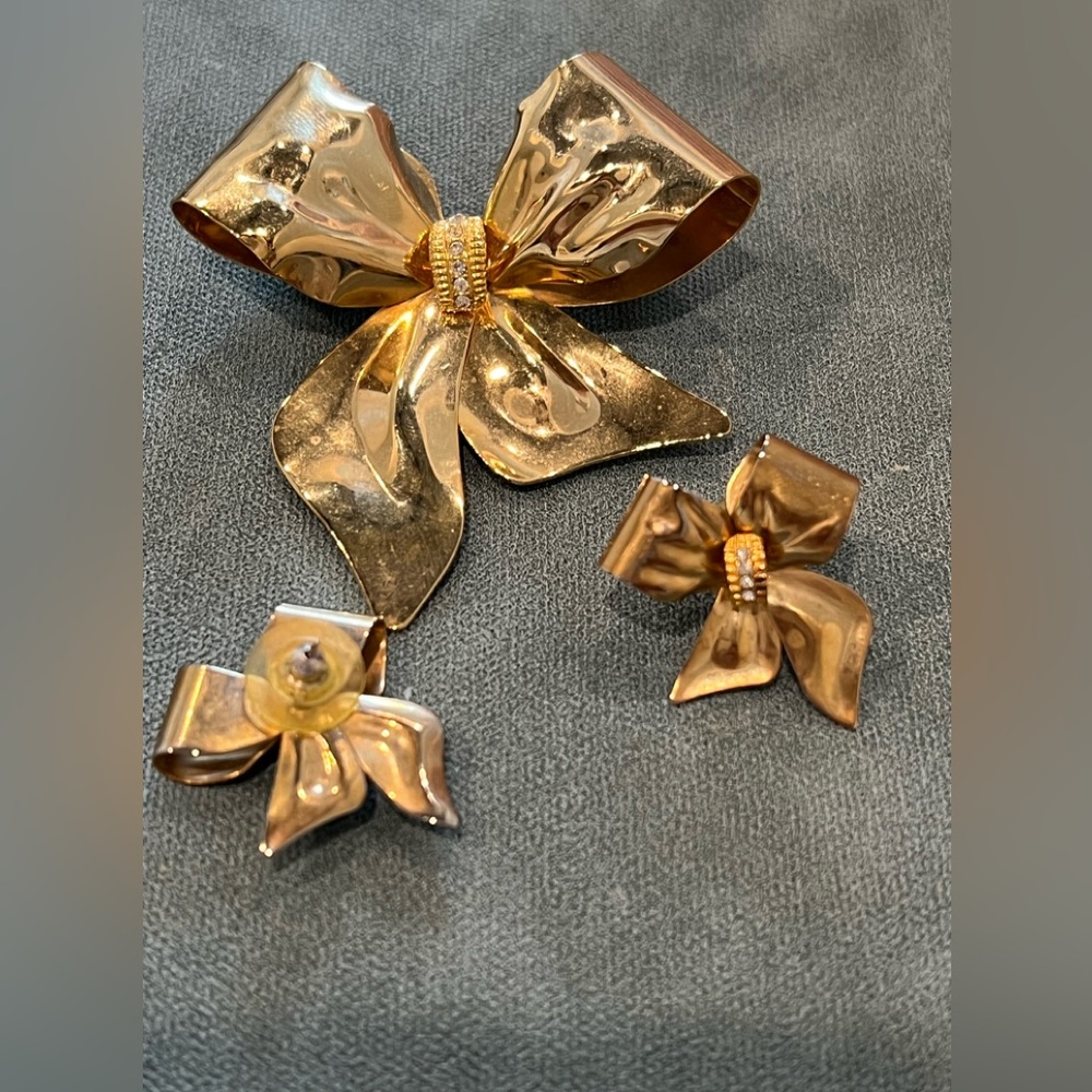 Bow brooch and matching earrings.